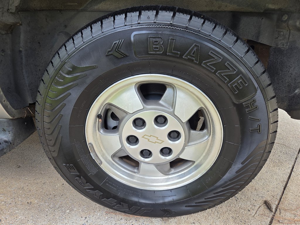 2002 Chevrolet Suburban LS - Photo 22