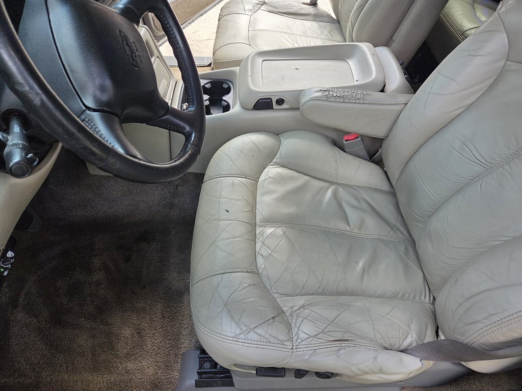2002 Chevrolet Suburban LS - Photo 11