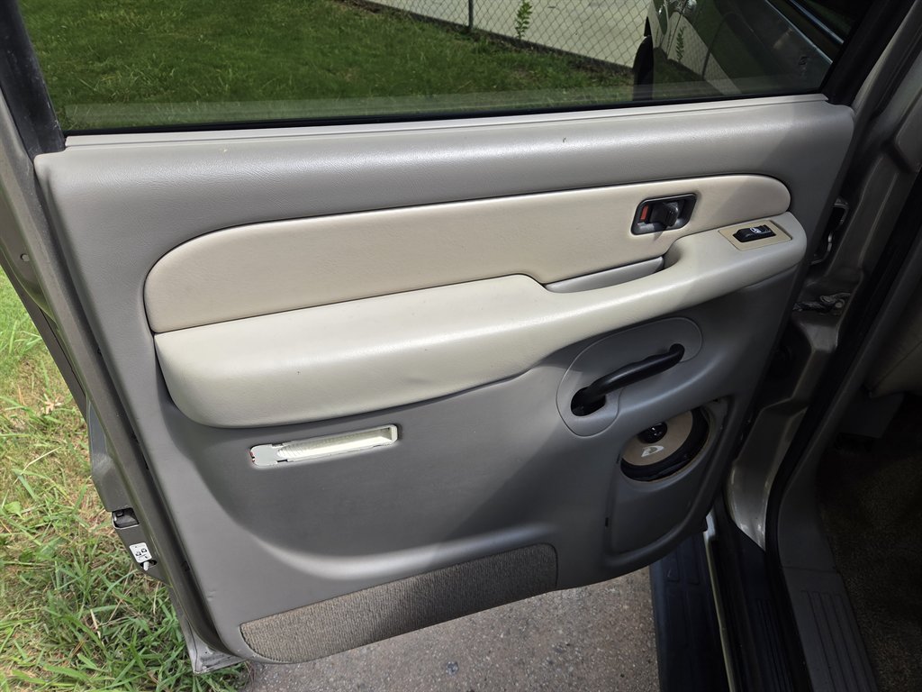 2002 Chevrolet Suburban LS - Photo 18