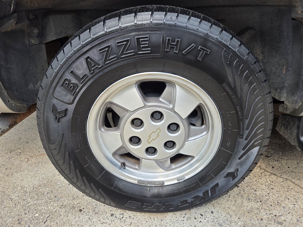 2002 Chevrolet Suburban LS - Photo 23