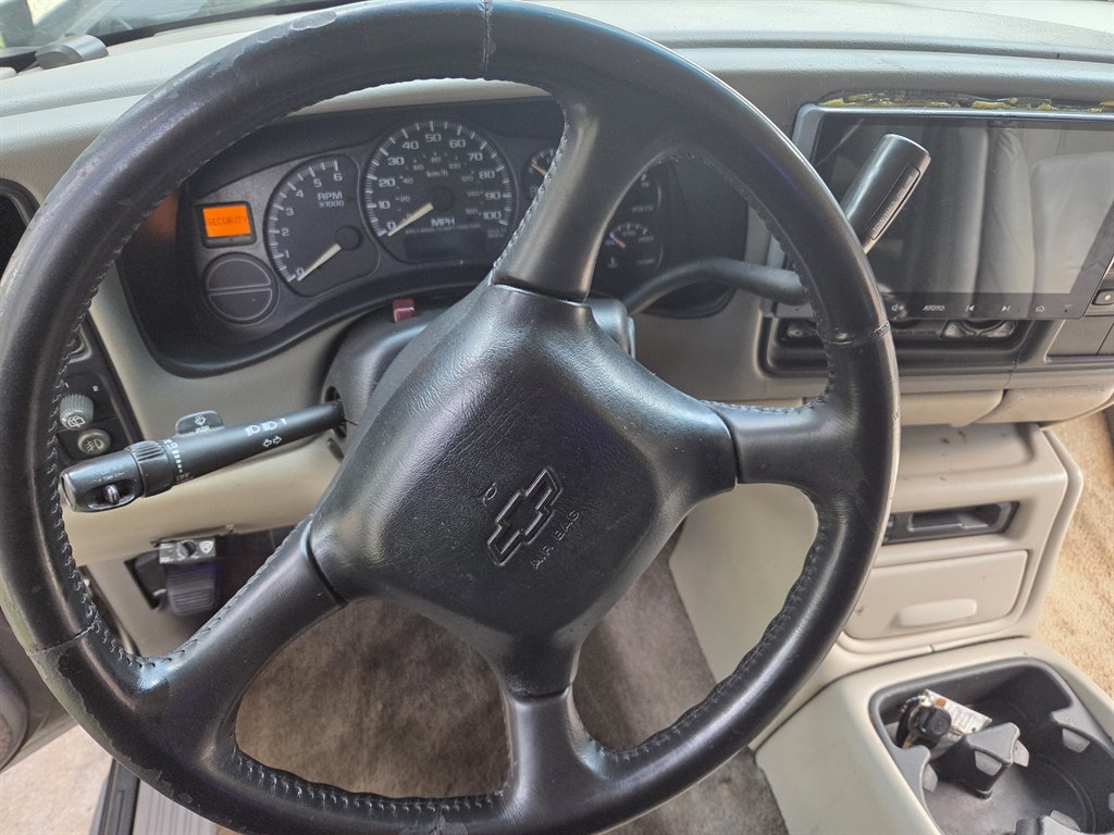 2002 Chevrolet Suburban LS - Photo 12